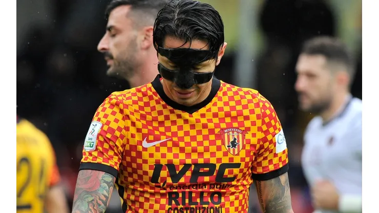 Gianluca Lapadula habría sufrido un esguince de tobillo en el último duelo con Benevento. Foto: Getty