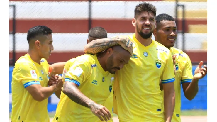 El plantel de Carlos Stein celebrando el gol de Maximiliano Freitas. (Foto: Liga de Fútbol Profesional)