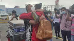 Rodrigo Vilca recibió a su hijo como lo despidió: con un efusivo abrazo. (Foto: Twitter)