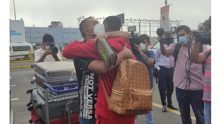 Rodrigo Vilca recibió a su hijo como lo despidió: con un efusivo abrazo. (Foto: Twitter)