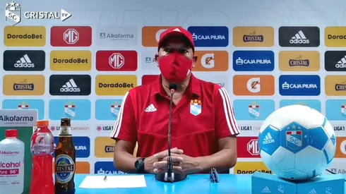 Roberto Mosquera en conferencia de prensa. Foto: Cristal TV (YouTube)