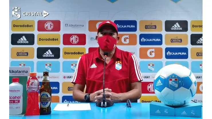 Roberto Mosquera en conferencia de prensa. Foto: Cristal TV (YouTube)