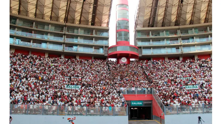 Universitario recibe a estadio repleto a Barcelona SC por la Conmebol Libertadores. Foto: GLR