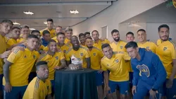 Luis Advíncula fue sorprendido por sus compañeros en el día de su cumpleaños número 32. Foto: Boca Juniors