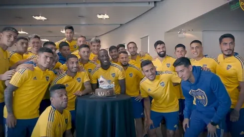 Luis Advíncula fue sorprendido por sus compañeros en el día de su cumpleaños número 32. Foto: Boca Juniors