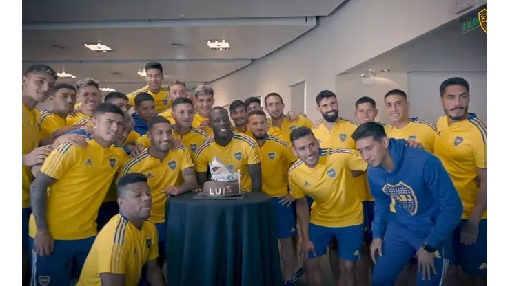 Luis Advíncula fue sorprendido por sus compañeros en el día de su cumpleaños número 32. Foto: Boca Juniors
