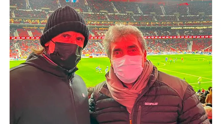 La postal que dejó Ricardo Gareca y Nestor Bonillo en el Wanda Metropolitano. Foto: FPF