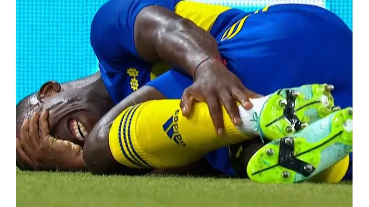 Puro dolor: Luis Advíncula recibió tremenda patada en duelo contra Independiente