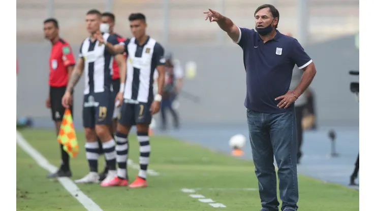 Carlos Bustos alista las variantes para enfrentar a Alianza Atlético de Sullana. Foto: El Comercio