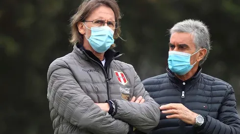 Ricardo Gareca y Juan Carlos Oblitas durante un entrenamiento de la Selección Peruana. (Foto: Getty Images)