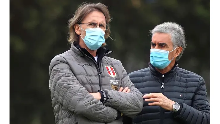 Ricardo Gareca y Juan Carlos Oblitas durante un entrenamiento de la Selección Peruana. (Foto: Getty Images)