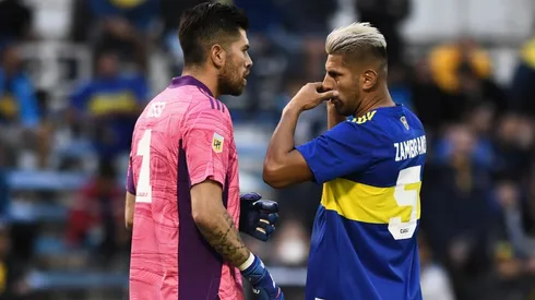 Carlos Zambrano habla con el arquero Agustín Rossi en el último partido de Boca Juniors. Foto: Getty