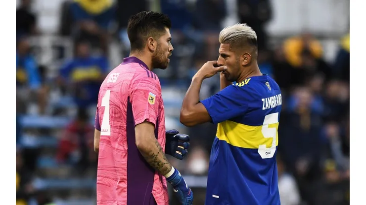Carlos Zambrano habla con el arquero Agustín Rossi en el último partido de Boca Juniors. Foto: Getty