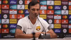 Fabián Bustos elogió a Alex Valera: "Tienen un muy buen 9, manejan la pelota parada"