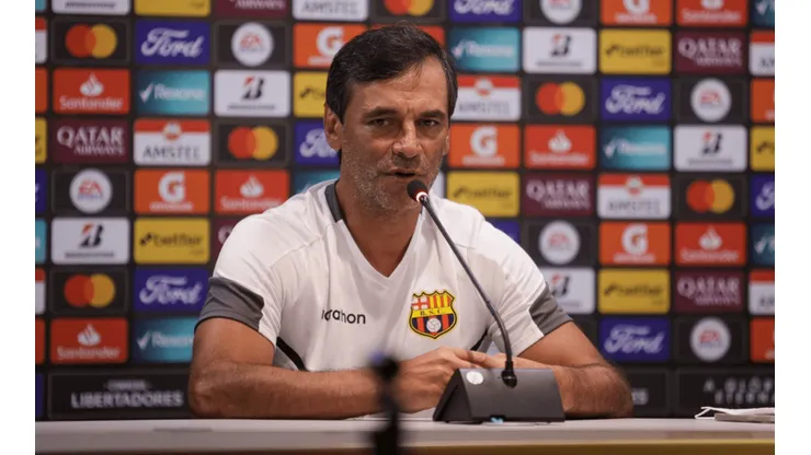 Fabián Bustos elogió a Alex Valera: "Tienen un muy buen 9, manejan la pelota parada"