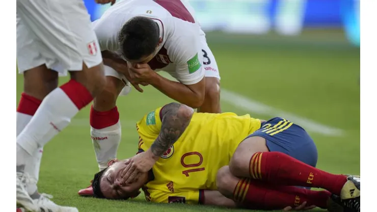 ¿Qué fue lo que le dijo Aldo Corzo a James Rodríguez en el Colombia vs. Perú? (VIDEO)