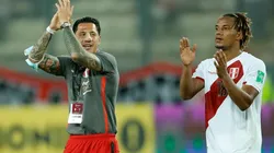 Gianluca Lapadula aplaude a los hinchas tras el empate de Perú ante Ecuador. Foto: Getty