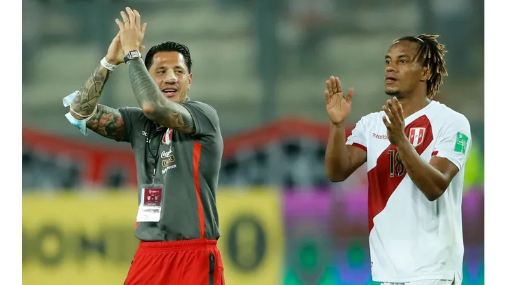 Gianluca Lapadula aplaude a los hinchas tras el empate de Perú ante Ecuador. Foto: Getty