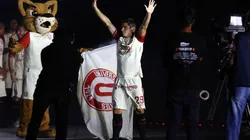 El más ovacionado de la 'Noche Crema' 2022 fue Aldo Corzo, producto de su buena actuación ante Colombia. Foto: Movistar Deportes