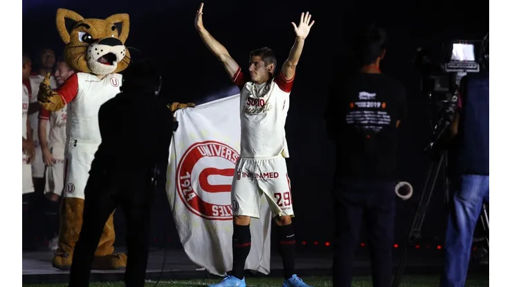 El más ovacionado de la 'Noche Crema' 2022 fue Aldo Corzo, producto de su buena actuación ante Colombia. Foto: Movistar Deportes