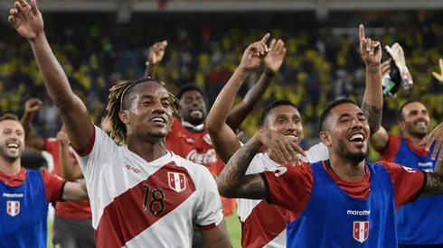 André Carrillo y todo el Perú celebra el triunfo contra Colombia. Foto: Getty