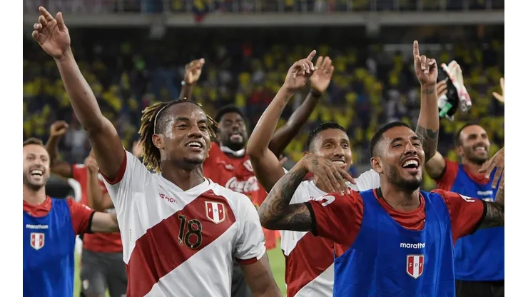 André Carrillo y todo el Perú celebra el triunfo contra Colombia. Foto: Getty
