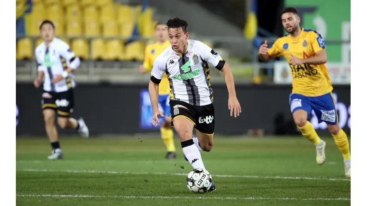 Cristian Benavente en uno de sus últimos partidos en Bélgica. Foto: Getty