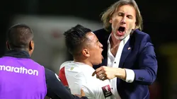 Cueva y Gareca en un abrazo eterno de felicidad. (Foto: Getty Images)