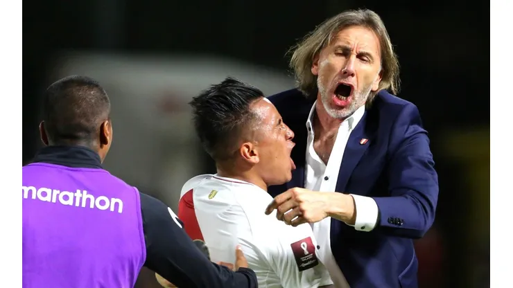 Cueva y Gareca en un abrazo eterno de felicidad. (Foto: Getty Images)