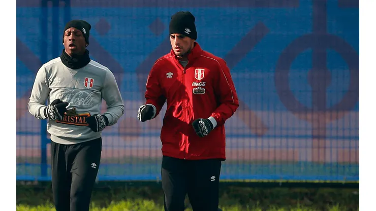 Luis Advíncula y Carlos Zambrano arribaron a Lima para sumarse a la Selección Peruana. Foto: Getty