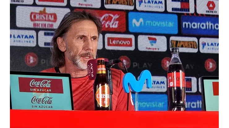 Ricardo Gareca en conferencia dando la lista de jugadores de Perú. (Foto: Twitter Selección Peruana)