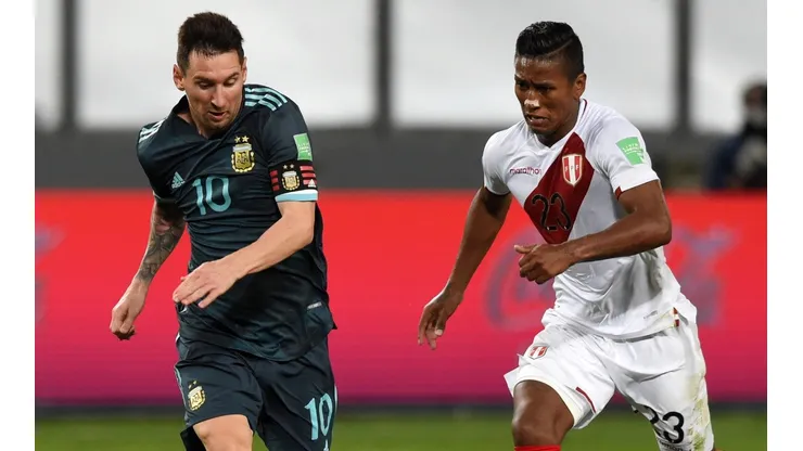 Pedro Aquino marcando a Lionel Messi. (Foto: Twitter Selección Peruana)