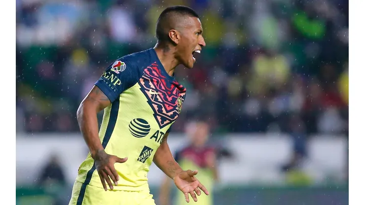 Pedro Aquino con el cuadro del América. (Foto: Twitter América de México)