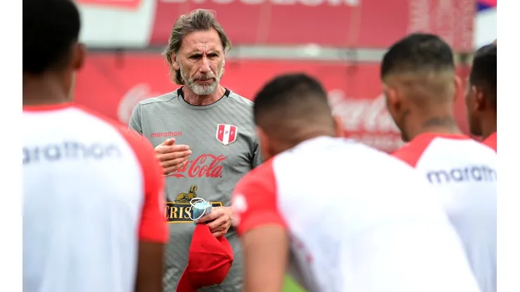 Ricardo Gareca dirigiendo un entrenamiento de la Selección Peruana. (Foto: Twitter Selección Peruana)