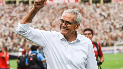 Gregorio Pérez, DT de Universitario de Deportes fue intervenido esta tarde en una clínica de Miraflores. Foto: Universitario