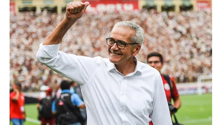 Gregorio Pérez, DT de Universitario de Deportes fue intervenido esta tarde en una clínica de Miraflores. Foto: Universitario