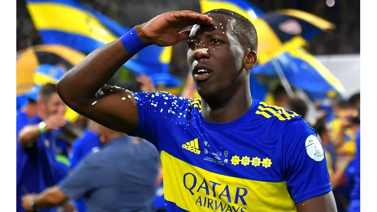 Luis Advíncula festejando un título con Boca Juniors. (Foto: Twitter Boca Juniors)