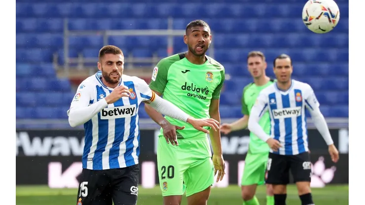 Aldair Fuentes disputando un partido con Fuenlabrada ante Espanyol. Foto: Getty