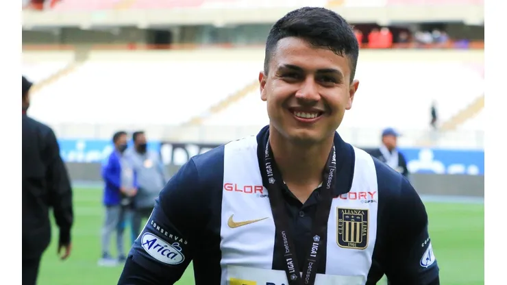 Jairo Concha festejando el título de Alianza Lima. (Foto: Liga de Fútbol Profesional)