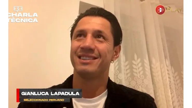 Lapadula pensando en qué respuesta dar. (Foto: Captura Twitter de la Selección Peruana)