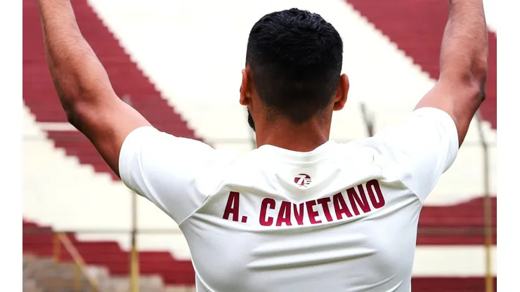 Ángel Cayetano durante su presentación en Universitario. (Foto: Twitter Universitario de Deportes)