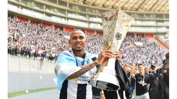 Arley Rodríguez tras salir campeón con Alianza Lima en la final de la Liga 1-2021 ante Sporting Cristal. Foto: Liga1
