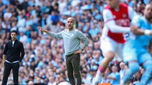 Pep Guardiola, con Mikel Arteta de fondo, dirige en el último Manchester City-Arsenal. Foto: Getty