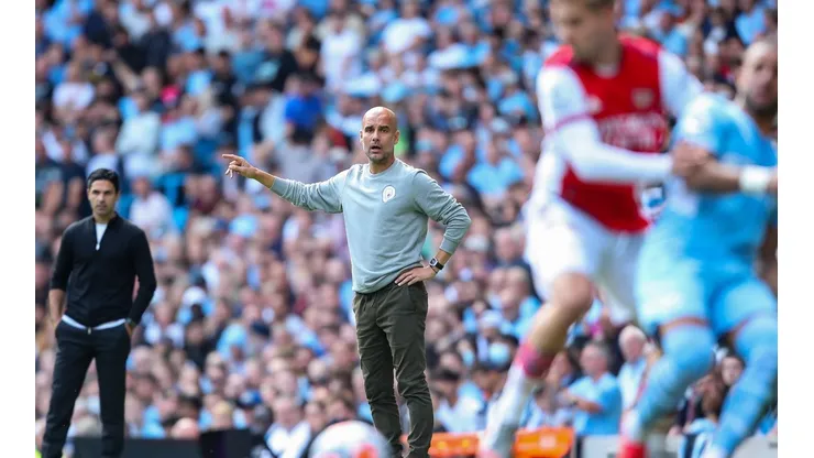 Pep Guardiola, con Mikel Arteta de fondo, dirige en el último Manchester City-Arsenal. Foto: Getty