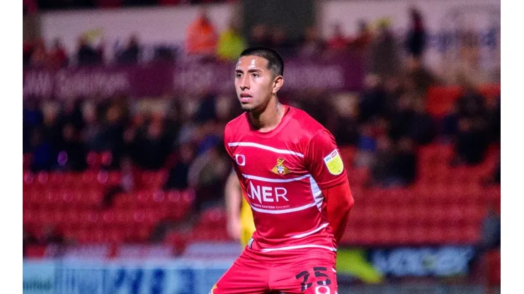 Rodrigo Vilca jugando para Doncaster Rovers ante Lincoln City por la Tercerda División Inglesa. Foto: Getty