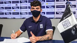 Franco Zanelatto firmando su contrato con Alianza Lima. (Foto: Twitter Alianza Lima)