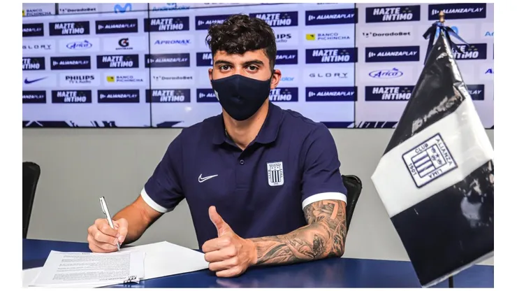 Franco Zanelatto firmando su contrato con Alianza Lima. (Foto: Twitter Alianza Lima)