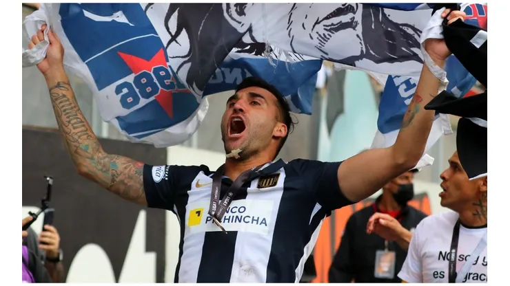 Pablo Míguez celebrando el título 2021 de Alianza Lima. (Foto: Liga de Fútbol Profesional)