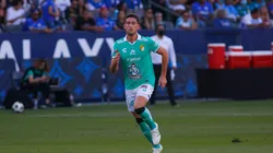 Santiago Ormeño disputando el Campeón de Campeones con León. Foto: Getty