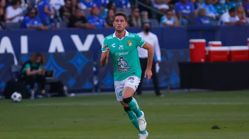 Santiago Ormeño disputando el Campeón de Campeones con León. Foto: Getty
